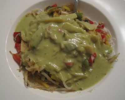 Asia-Nudel-Pfanne glutenfrei mit Avocado-Kokos-Soße
