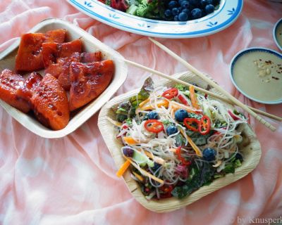 Gebratene Wassermelonensteaks auf fruchtigem Glasnudelsalat mit Erdnussdressing
