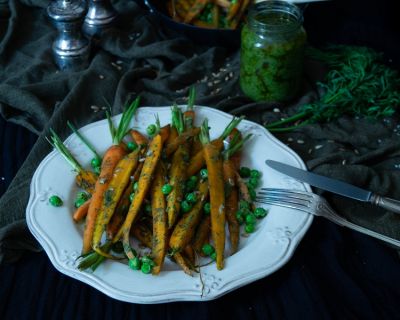 einfaches und schnelles Möherngrün Pesto mit Sonnenblumenkernen und Pekannüssen