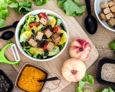 Sommersalat mit Pfirsich-Kurkuma-Dressing