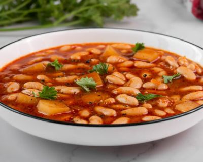 Türkische weiße Bohnen Suppe mit Kartoffeln