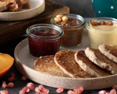 Rezepte für ein Power-Frühstück: Sonntags-Blini mit süßen Aufstrichen und Früchten