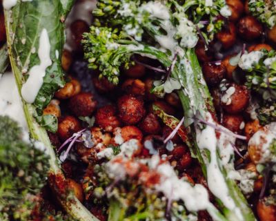 Asia-Sesam-Brokkoli mit crunchy Paprika-Kichererbsen und Knoblauch-Dip