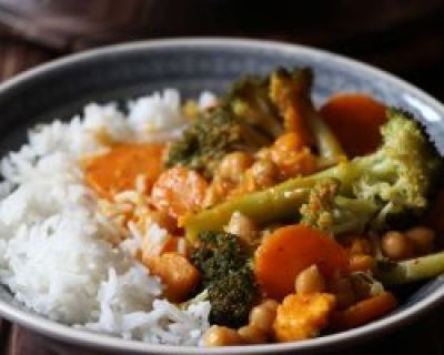 Rezept: veganes Süßkartoffelcurry mit Brokkoli