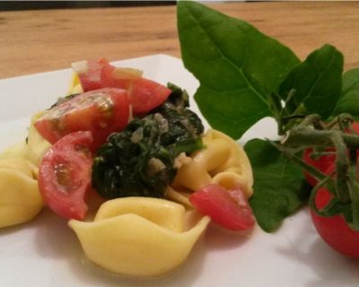 Vegane Tortellini mit Spinatsoße und Tomaten