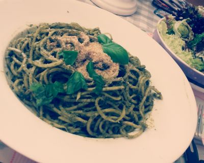 Kohlrabi Spaghetti mit Möhrengrüncreme