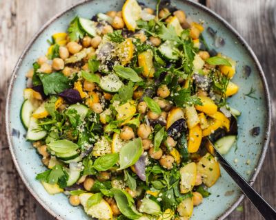 Saftige, sommerliche vegane Kichererbsen-Zucchini-Kräuter-Bowl