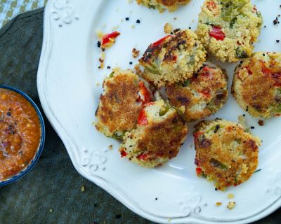 knusprige Couscous-Gemüse-Häppchen mit scharfer Aprikosensalsa