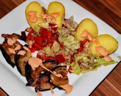 Königliche Ofenkartoffel mit Aubergine, Salat & Cocktailsauce