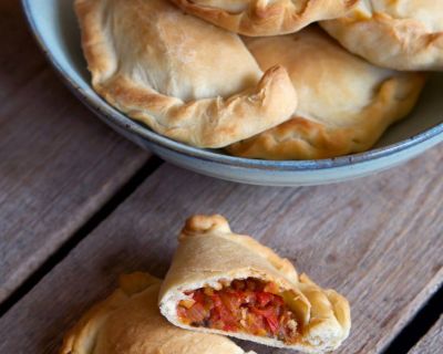 Leckere Empanadas mit Paprika- und Spinatfüllung