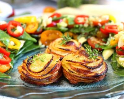 Mediterrane Kartoffeltürmchen mit Kaiserschotensalat