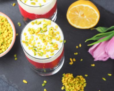 3 Schichten im Glas: Schokoladekuchen, Erdbeer, Joghurt