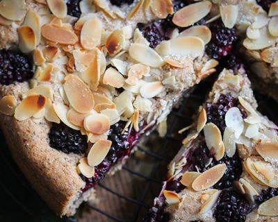 Fluffiger Mandelkuchen mit Mohn & Brombeeren