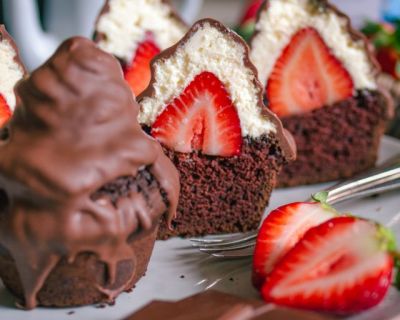 Vegane Schoko-Hi-Hat-Cupcakes mit Erdbeeren