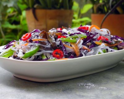 Vietnamesische gebratene Nudeln mit Gemüse