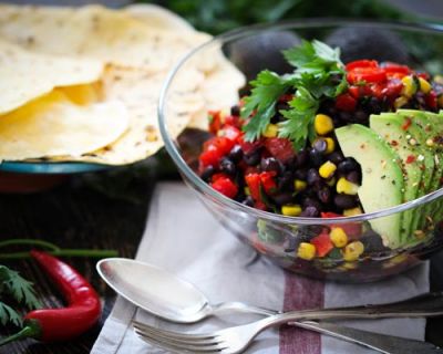 Mexikanischer Bohnensalat mit Limettendressing, Avocado & frischen Maisfladen