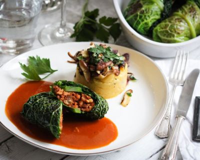 Wirsingrouladen mit Maronenfüllung an Rosmarin-Shiitake-Polenta