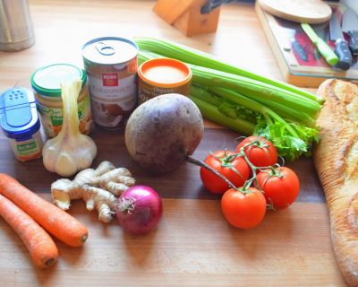 Erdnuss-Kokos Suppe mit Roter Beete