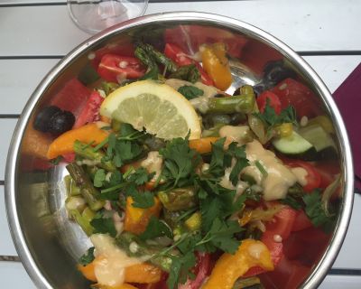 Grüner Spargel auf Wildkräutersalat mit Orangenvinaigrette