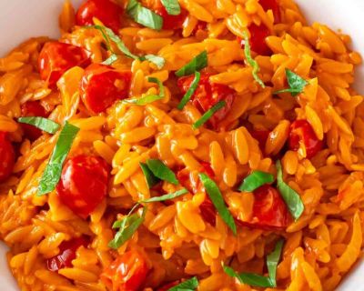 Cremiges veganes Tomaten Orzo mit Kokosmilch