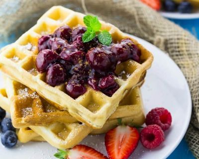 Vegane Waffeln mit Kirschen