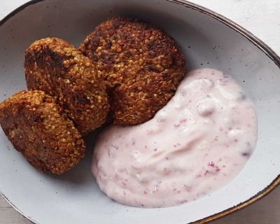 Quinoa-Patties mit Preiselbeer-Dipp