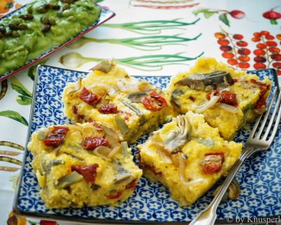 Polentaschnitten mit frischer Artischocke und getrockneten Tomaten und einer leichten Kapern-Guacamole