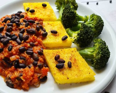 Schwarze Bohnen mit Tomatensugo und Mais-Schnitten
