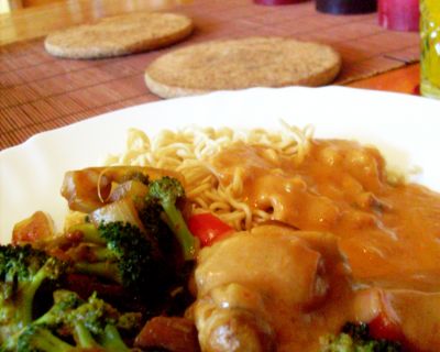 Wokgemüse mit Erdnusssoße