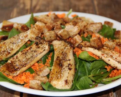 Salat mit gebratenen Kräutersaitlingen und Croutons