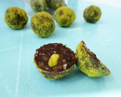 Macadamia Pistazien Schoko Bällchen (Vegan, Glutenfrei, Ohne Kristallzucker)