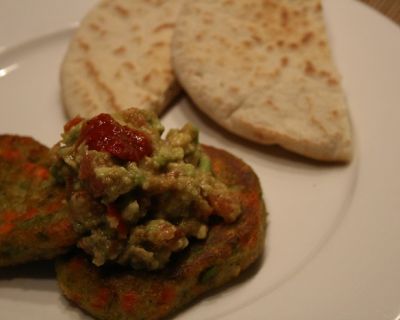 Gemüseplätzchen mit Tomaten-Guacamole & Pitabrot