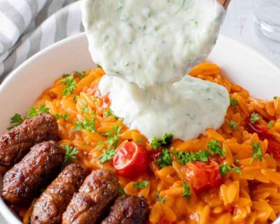 Tomaten Kritharaki mit veganen Cevapcici und Tzatziki (Schnell und lecker)