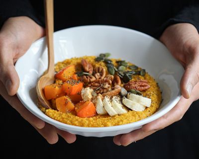 Warmes, aromatisches Kürbis-Hirse-Porridge