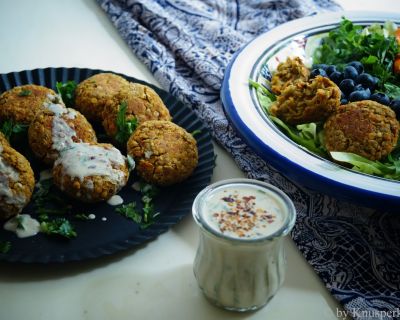 Linsenfalafel mit Tahinasauce und Sommersalat