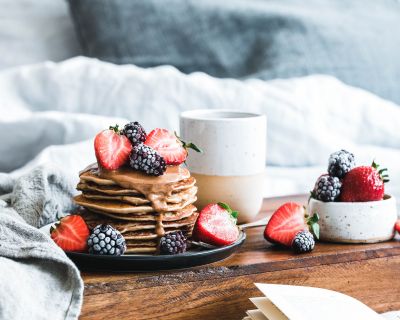 Vegane Buchweizen-Pancakes mit Mandelmus