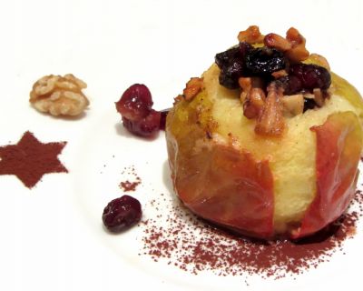 Bratapfel mit Cranberries und karamellisierten Walnüssen