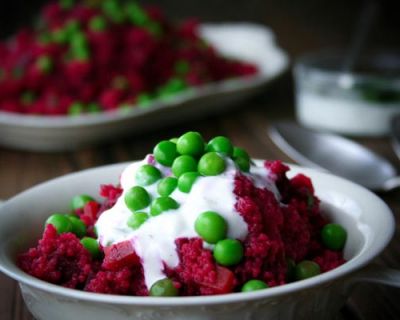 Rote Bete-Couscous mit Erbsen & zitronigem Sojajoghurt