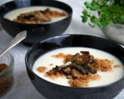 Blumenkohlsuppe mit Steinpilzen und knusprigen Butterbröseln