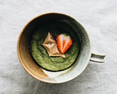 Matcha Mug Cake – ein fuffiges Matcha-Küchlein aus der Tasse