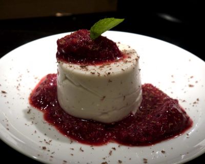 Kokos-Panna-Cotta mit Himbeer-Weißwein-Sorbet