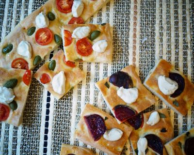 zweierlei Focaccie Rustice - Rote Bete und veganer Ricotta, Cocktailtomaten, Oliven und veganer Ricotta