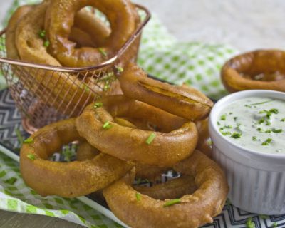 Frische Zwiebelringe mit Ranch-Dressing
