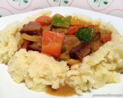 Paprika-Seitan-Gulasch mit Kartoffelstampf