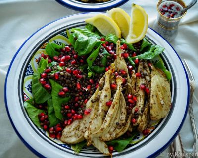 Orientalisch-asiatische Salatbowle mit gebackenem Kokos-Fenchel, Spinat und Granatapfelkernen