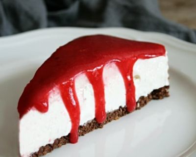 Vegane Frischkäsetorte mit Knusperboden und Fruchtsauce