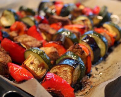Spieße mit Gemüse und Tofu Chicken Masala