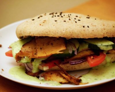 Räuchertofu-Döner mit Bärlauchsoße in Sesam-Fladenbrot
