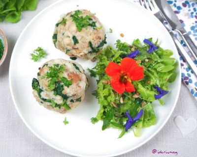 Klassische Spinatknödel – mit Salat und gerösteten Sonnenblumenkernen