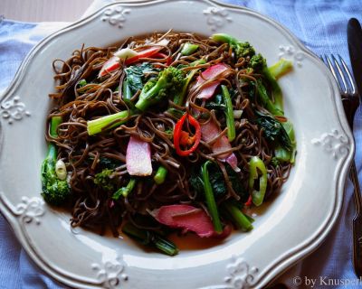 Schnelles asiatisches Rhabarber-Cima di Rapa-Gemüse mit Sobanudeln